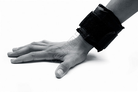 单手在戴黑色手腕重量或手上的带子时被孤立哑铃反射竞赛乐队拳击手力量男性腰带运动男人图片