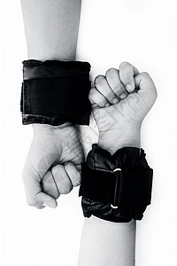 人类的一只手是一只男性 另一只女性的手被白色隔离 戴着黑色腕带或手腕重量被隔离在白色上 做各种手势以显示团结和力量权重训练男人齿图片