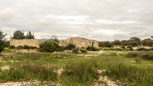 在农村地区西班牙农村被遗弃的弃置房屋在西班牙农村地区天空房子农场建筑学风化木头失修灌木丛拆除场景背景