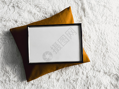 黑色薄黑木框 空白纸版空间 作为海报照片印像模型 金垫枕头 毛绒白色毯子 平板背景和艺术产品摄影格子平铺木头嘲笑家具框架打印织物图片