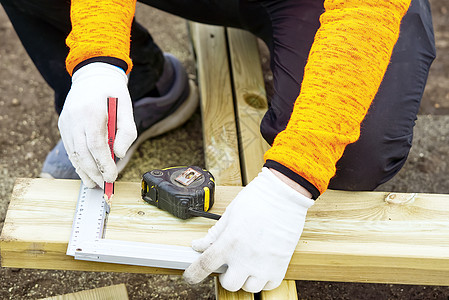 diy 木匠在一块木头上做标记 木匠的手戴着白手套和用于精确工作的工具男人木工工人铅笔工匠测量作坊材料统治者店铺图片