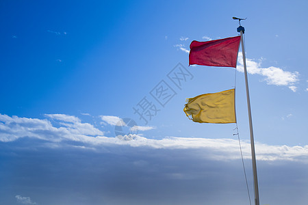 海上危险警示旗帜红色黄色警告救生员波浪海岸线海滩飓风海岸支撑图片