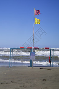 海上危险警示旗帜海滩海岸线救生员警告红色波浪黄色飓风海岸支撑图片