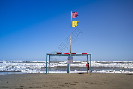 海上危险警示旗帜红色飓风波浪季节海岸线海滩支撑黄色海岸警告图片