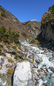 落基河或喜马拉雅山的溪流图片