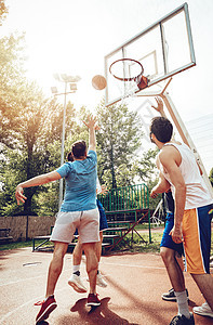 街头篮球男生训练游戏运球活力法庭选择性行动休闲玩家图片