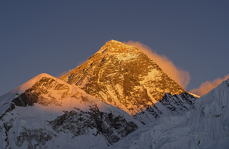 珠穆朗玛峰山顶或峰顶在日落或日出图片