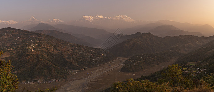 Annapurna与和山上村庄的距离图片