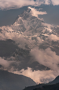 喜马拉雅山的马恰帕雷或鱼尾圣顶峰阳光风景背景地标天空登山全景自然景观旅行蓝色图片