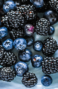 蓝莓和黑莓作为水果背景 健康食品和果汁 素食小吃和饮食营养收成甜点食谱糖浆早餐覆盆子食物蓝色奶昔美食图片