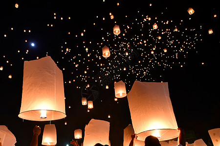 节天上漂浮的灯笼蜡烛节日游客传统橙子天空仪式旅行庆典飞行图片