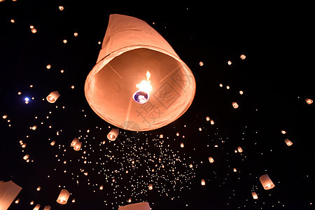 节天上漂浮的灯笼飞行游客气球旅行庆典传统宗教天空橙子蜡烛图片