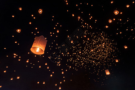 节天上漂浮的灯笼飞行庆典蜡烛传统游客文化节日气球橙子仪式图片