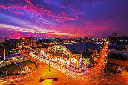 华灯红交通铁路旅行旅游乘客车站中心城市街道地标背景图片