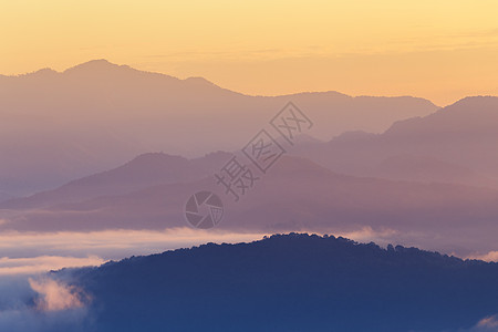 山岳和大雾 在早晨生态顶峰爬坡环境国家景点阴霾远足天空橙子图片