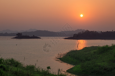 湖面日落阴影公园天空太阳阳光旅游环境橙子地平线木头图片