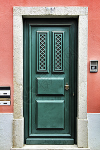 旧的 多彩多彩的绿色木制门 有铁细节石头风化入口木头历史建筑学硬木乡村安全合页图片