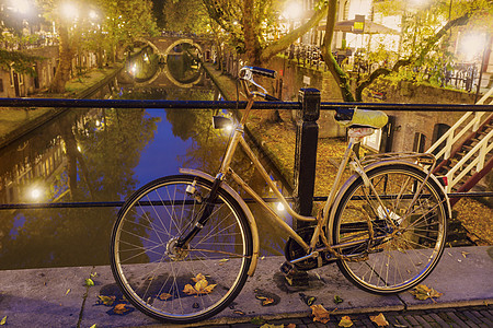 乌得勒支桥上的旧自行车图片