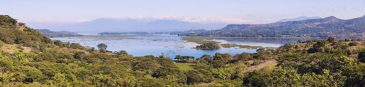 从Suchitoto看到苏奇特兰湖街道天际天线全景天空水库地标蓝色晴天绿色图片