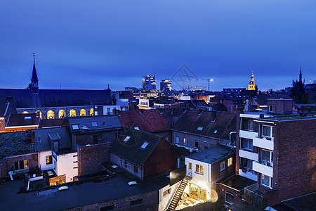 夜间哈塞尔特的全景建筑学蓝色大教堂街道市中心景观多云天线地标城市图片