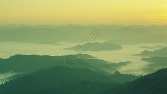 从最高点看山区的景色太阳公园阳光场景旅行乡村薄雾顶峰森林风景图片