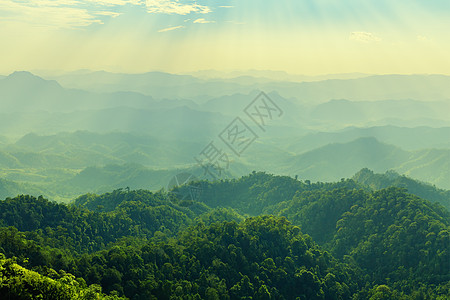 从最高点看山区的景色天气风景旅行森林乡村远足季节绿色公园国家图片