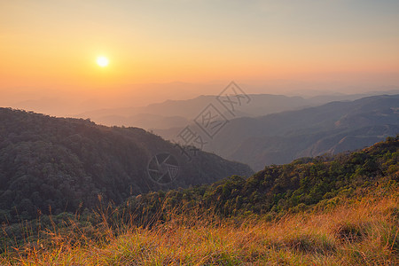 山峰从日落景的最高点爬坡冒险森林日落远足天堂薄雾阳光旅行风景图片