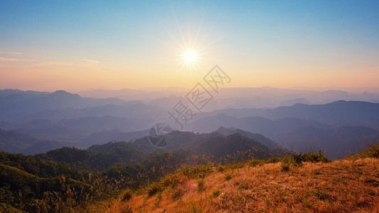 山峰从日落景的最高点日落场景爬坡季节太阳阳光远足天空顶峰风景图片