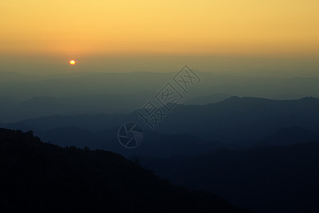 山峰从日落景的最高点薄雾风景阳光日落峡谷场景太阳公园旅行冒险图片