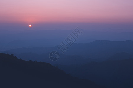 山峰从日落景的最高点冒险顶峰森林爬坡太阳远足风景阳光薄雾天堂图片