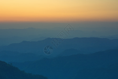 山峰黄昏山峰从日落景的最高点公园森林太阳冒险场景天堂爬坡薄雾远足季节背景