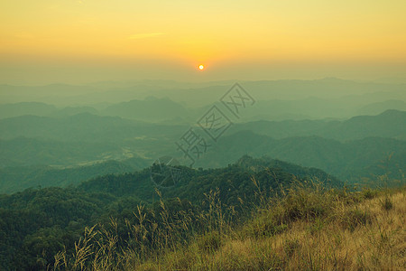 山峰从日落景的最高点场景天空峡谷日落太阳公园旅行森林远足阳光图片