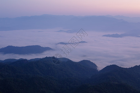 从最高点看山区的景色森林顶峰自然季节乡村天气爬坡天堂薄雾公园图片