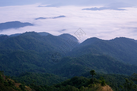 从最高点看山区的景色乡村远足风景薄雾自然顶峰天气季节阳光场景图片