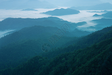 从最高点看山区的景色场景爬坡天气远足森林乡村旅行自然薄雾季节图片