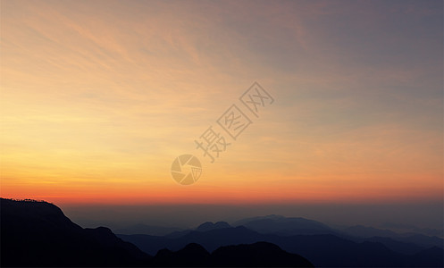 山峰从日落景的最高点薄雾森林日落天空顶峰旅行天堂峡谷场景阳光图片