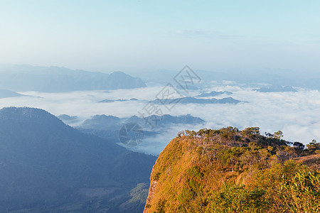 从最高点看山区的景色爬坡阳光森林天堂顶峰风景薄雾场景公园季节图片