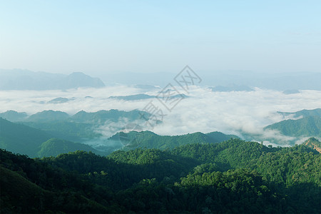 从最高点看山区的景色场景季节爬坡太阳薄雾乡村日出顶峰天气远足图片