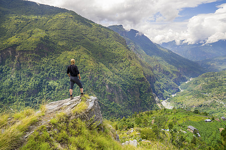 喜马拉雅山顶上的人天空顶峰远足者男性运动远足登山者男人成功村庄图片