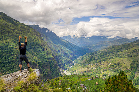 喜马拉雅山顶上的人游客岩石登山者场地运动旅行村庄顶峰成功远足者图片
