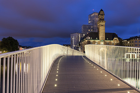 夜间马尔默的Pedestrian桥图片