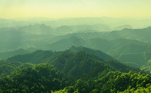 从最高点看山区的景色环境场景国家乡村天空顶峰季节森林远足公园图片