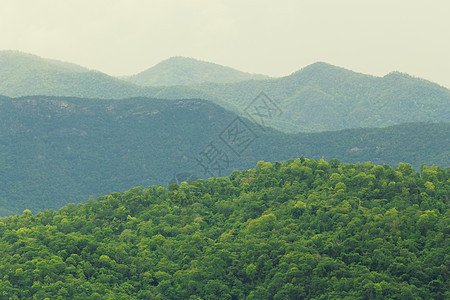 从最高点看山区的景色爬坡国家顶峰乡村环境远足风景天气森林公园图片