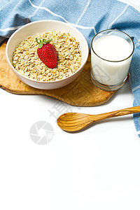 健康的食品 在白色碗里用新鲜草莓的牡蛎片块 白底隔离在白色背景上小吃早餐棕色粮食午餐食物浆果种子麦片薄片图片
