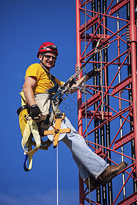 攀爬者升上蜂窝塔全体体力劳动者工人男士身高安装职业蓝色安全帽工作图片