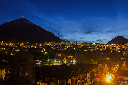 夜间的Spiez全景山脉顶峰城市日落建筑旅行地标蓝色景观建筑学图片