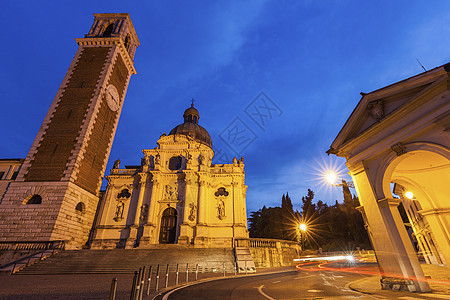 维琴扎的日落建筑学地标教会山大教堂蓝色宗教街道旅行天际图片