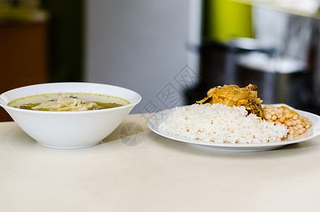 美味的自制食物 面汤和豆子以及大米和鸡肉图片
