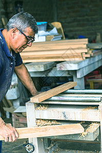 木匠用皮带拖鞋制成的木木材玩具机器木工店铺腰带跨度腹部内阁工匠图片