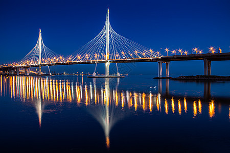 斜拉桥 ZSD 在晚上 河上的现代高桥 圣彼得堡市的夜景 彼得堡的景点 夜晚的城市 路桥图片